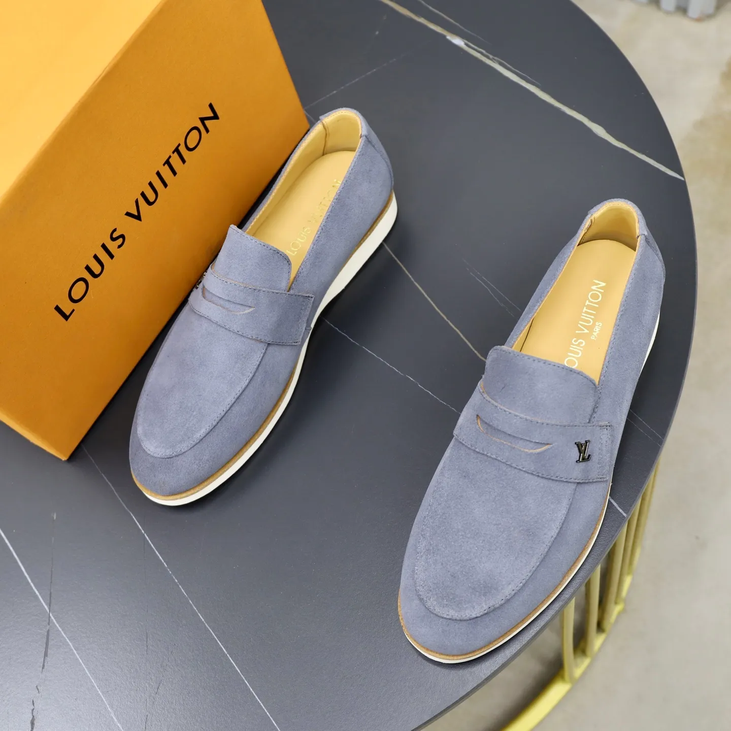 Ex-factory price: 442💰🙅‍♂️🙅‍♂️🙅‍♂️ Brand: LV Louis Vuitton Standard code: 38-44 (45 customized) Grade: Same as the official website Material: Original cow suede material stitching Comfortable and breathable cowhide lining Lightweight wear-resistant foam outsole Style category: Men's fashionable casual shoes Running sports shoes Distinguished luxury brand elements Top luxury color: actual picture color